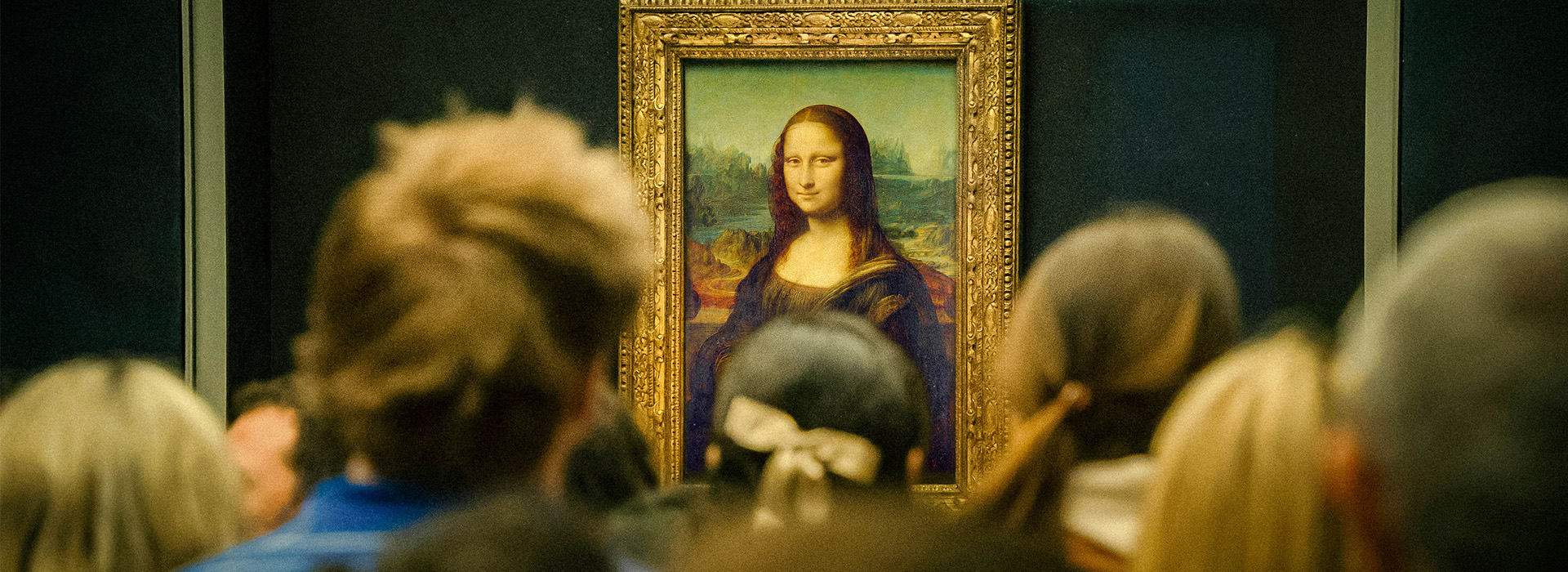 people viewing the mona lisa