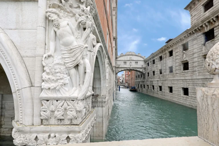 venice bridge of sighs at doge's palace tour