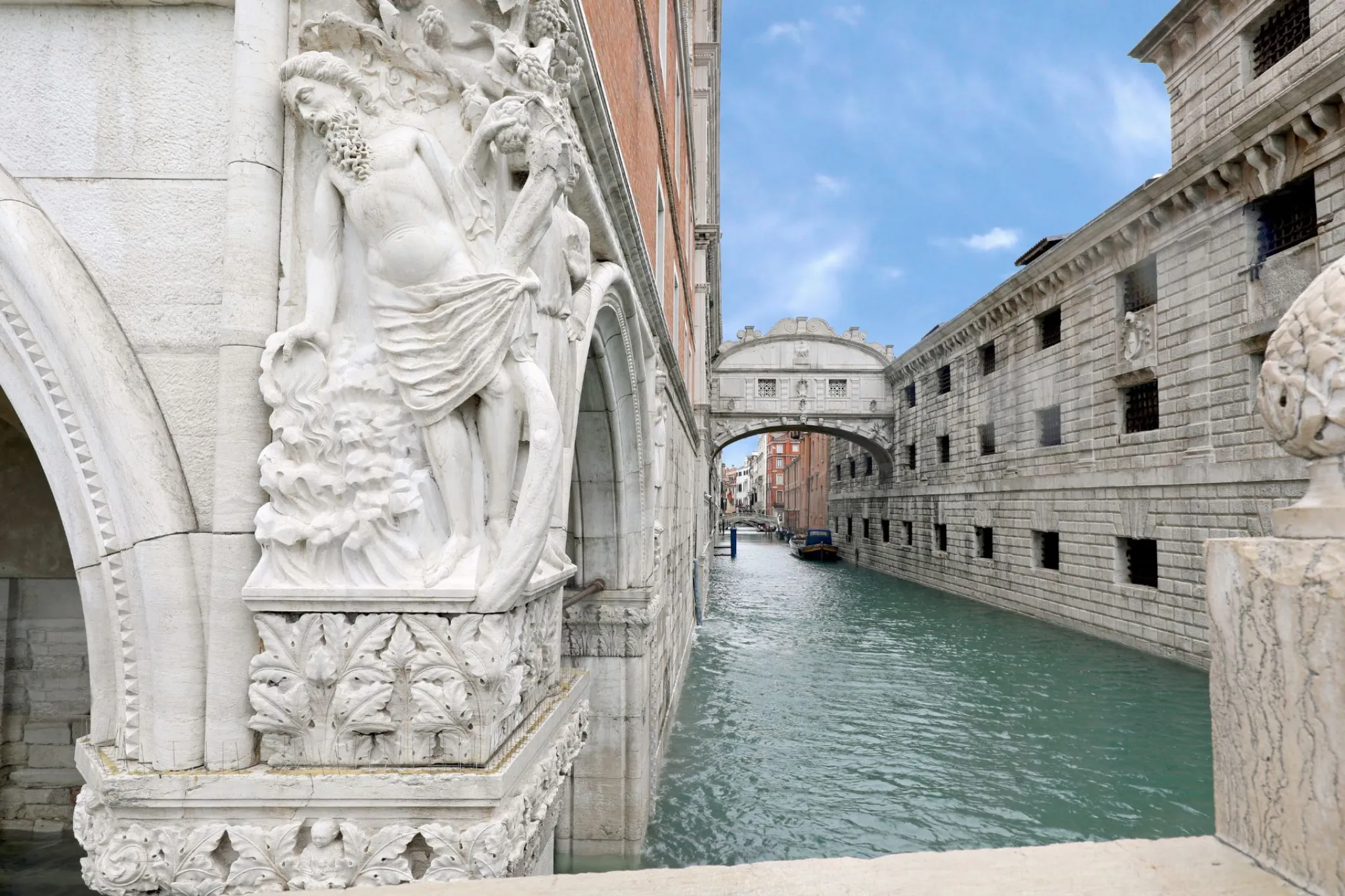 venice bridge of sighs at doge's palace tour